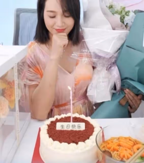 朱丹曬兒女萌照,無濾鏡素顏與周一圍視頻秀恩愛,曝光真實顏值
