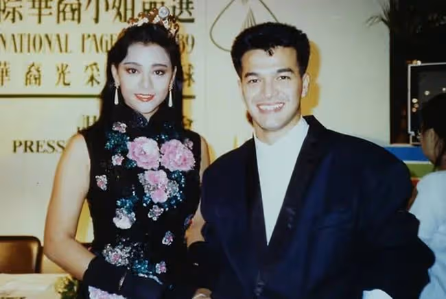 錢小豪兒子帶女友到爺爺家拜年,女方美貌出眾,相戀1年感情甜蜜