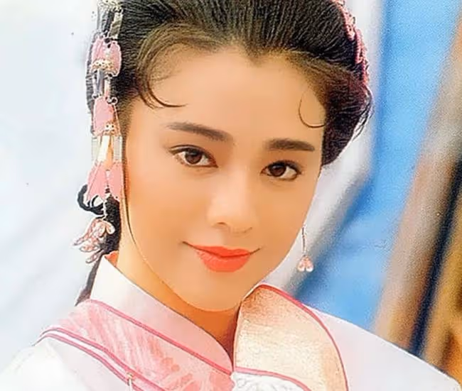 錢小豪兒子帶女友到爺爺家拜年,女方美貌出眾,相戀1年感情甜蜜