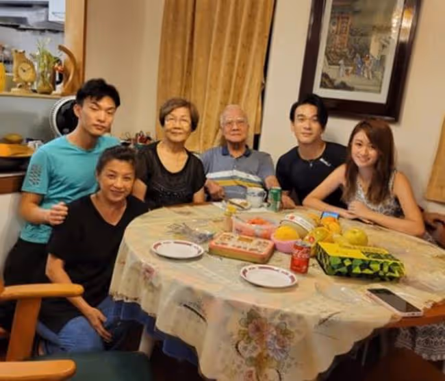 錢小豪兒子帶女友到爺爺家拜年,女方美貌出眾,相戀1年感情甜蜜