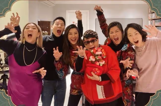 鄭欣宜到乾媽家過年,與鄧光榮妻女扮老虎太歡樂,不見老爸鄭少秋