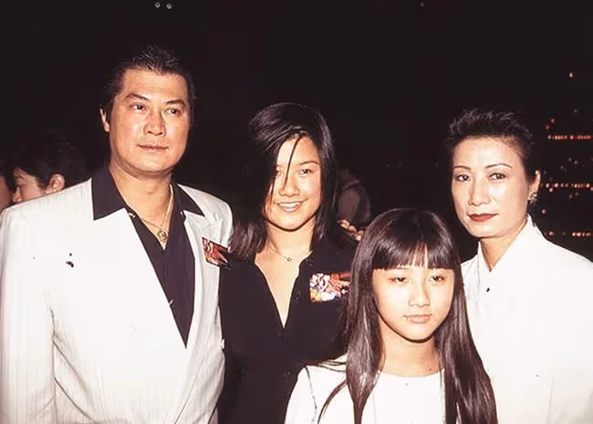 鄭欣宜到乾媽家過年,與鄧光榮妻女扮老虎太歡樂,不見老爸鄭少秋
