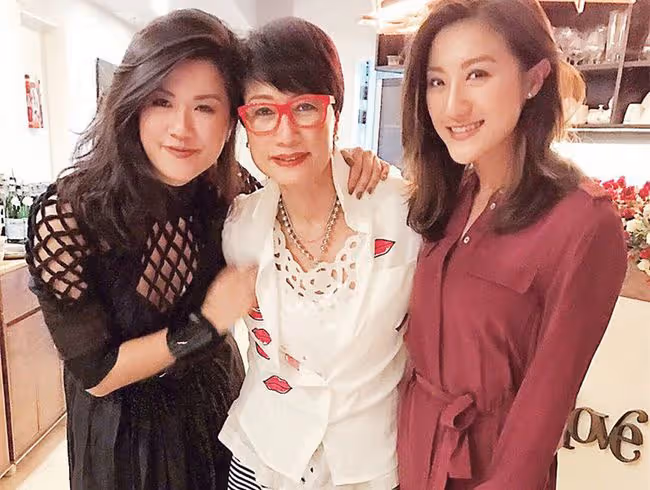 鄭欣宜到乾媽家過年,與鄧光榮妻女扮老虎太歡樂,不見老爸鄭少秋