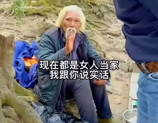 拾荒老人自稱家庭條件不差,有個好兒子,淪落至此都是兒媳的錯