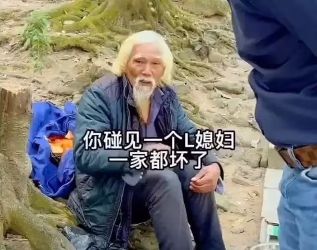 拾荒老人自稱家庭條件不差,有個好兒子,淪落至此都是兒媳的錯