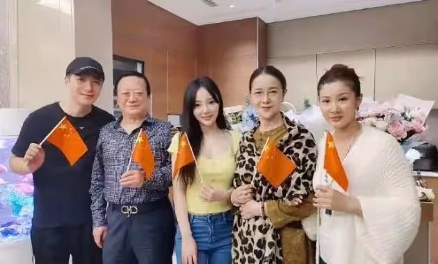 李小璐好事將近，神秘帥氣男子到家為其慶生，兩人關係不一般！