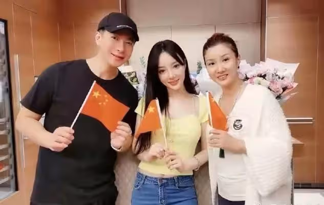 李小璐好事將近，神秘帥氣男子到家為其慶生，兩人關係不一般！