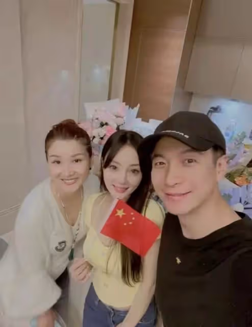 李小璐好事將近，神秘帥氣男子到家為其慶生，兩人關係不一般！