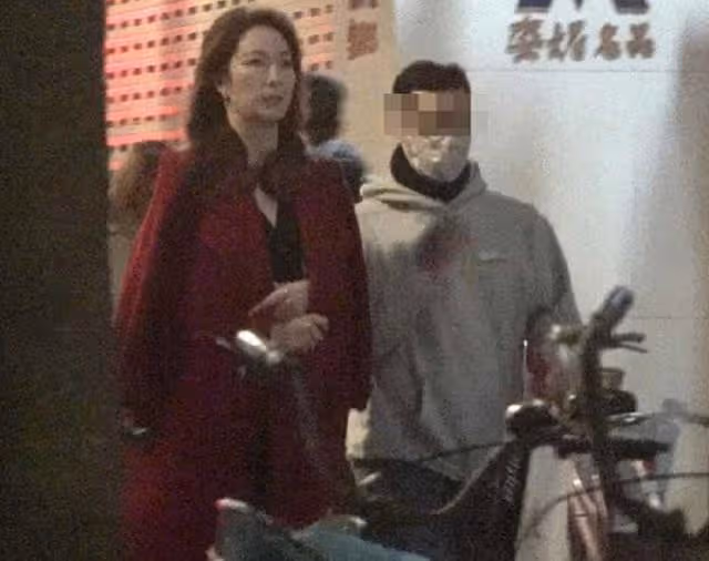 43歲女星被曝出軌!大街上與異性親密摟抱同回住宅,結婚才兩年