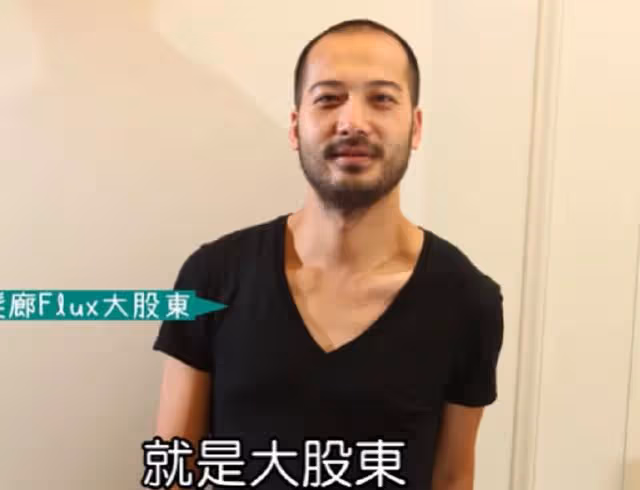 43歲女星被曝出軌!大街上與異性親密摟抱同回住宅,結婚才兩年