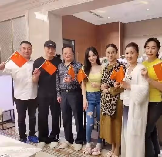 李小璐好事將近，神秘帥氣男子到家為其慶生，兩人關係不一般！