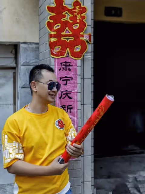 黃海波罕露面參加婚禮,戴金手鍊拿禮花彈,身材發福被指認不出