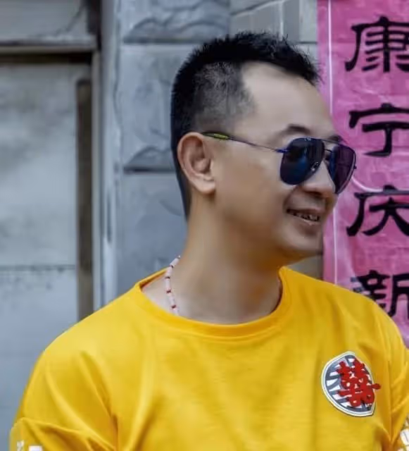 黃海波罕露面參加婚禮,戴金手鍊拿禮花彈,身材發福被指認不出