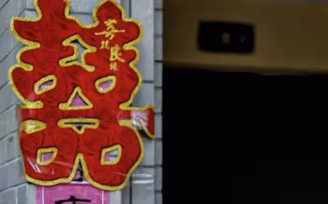 黃海波罕露面參加婚禮,戴金手鍊拿禮花彈,身材發福被指認不出