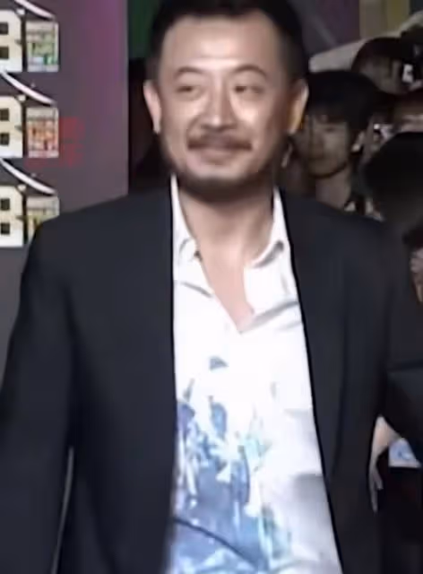 黃海波罕露面參加婚禮,戴金手鍊拿禮花彈,身材發福被指認不出