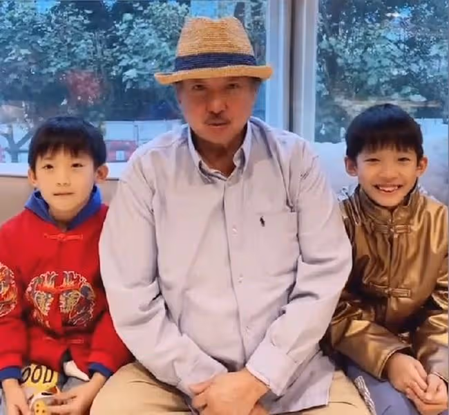 洪金寶帶倆孫子給網友拜年,70歲紅光滿面精神好,被贊普通話流利