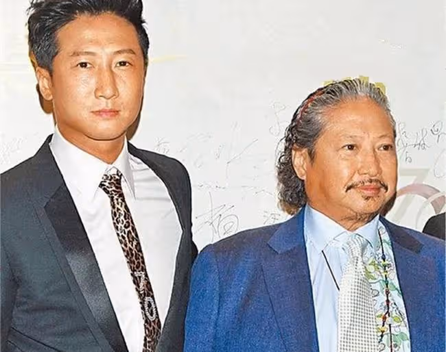 洪金寶帶倆孫子給網友拜年，70歲紅光滿面精神好，被贊普通話流利