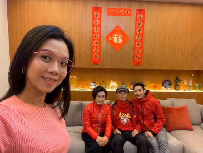 汪明荃夫婦億元豪宅過年,一眾徒弟下跪敬茶,羅家英現場再收一徒