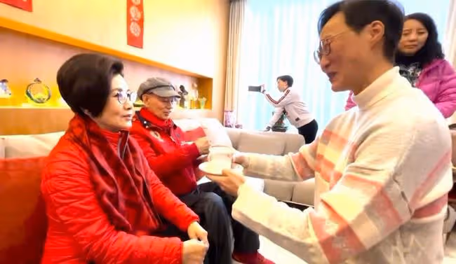 汪明荃夫婦億元豪宅過年,一眾徒弟下跪敬茶,羅家英現場再收一徒