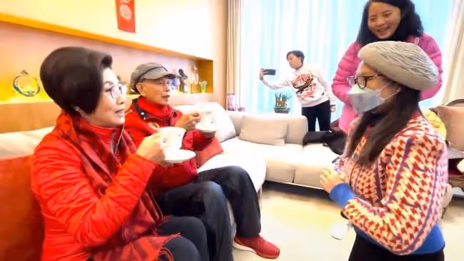 汪明荃夫婦億元豪宅過年,一眾徒弟下跪敬茶,羅家英現場再收一徒