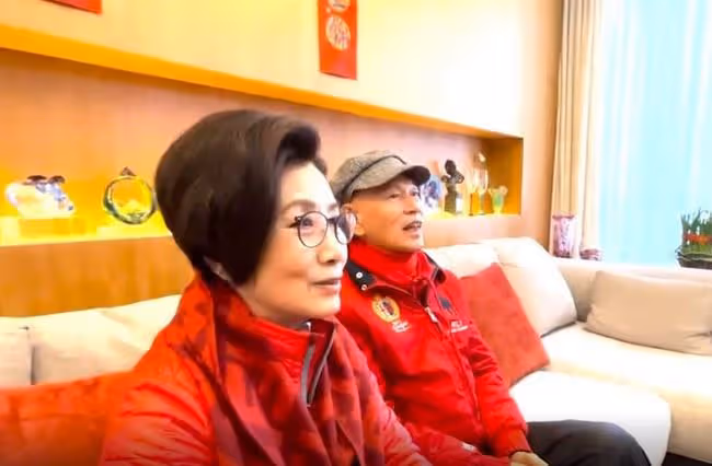 汪明荃夫婦億元豪宅過年,一眾徒弟下跪敬茶,羅家英現場再收一徒