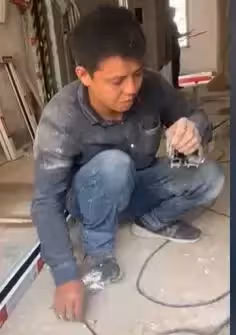 髒衣服來不及換!工人父母接兒放學「渾身狼狽怕傷他自尊」 沒想到「兒子暖心回應」網淚崩:好懂事