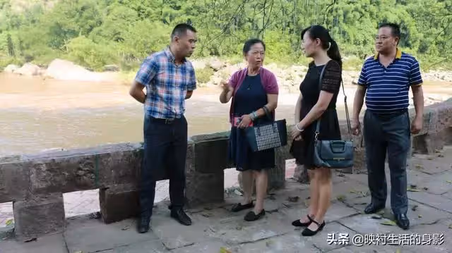父母將拆遷款給了兒子,卻因為借了女兒20萬,父母要女兒贍養他們