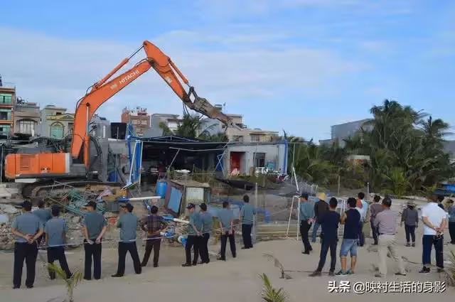 父母將拆遷款給了兒子,卻因為借了女兒20萬,父母要女兒贍養他們