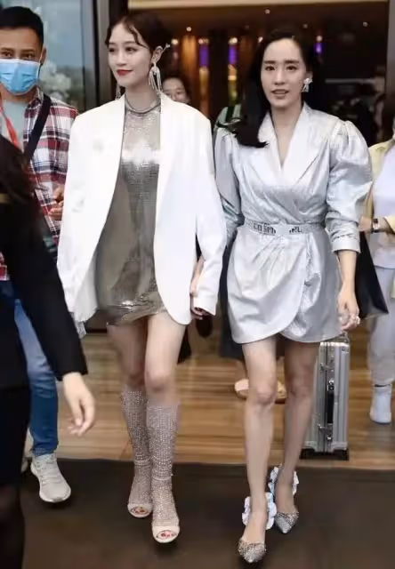 藍盈瑩穿錫紙裙真好看，搭配白色西裝又純又欲，優越感很明顯
