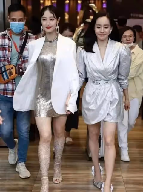 藍盈瑩穿錫紙裙真好看，搭配白色西裝又純又欲，優越感很明顯