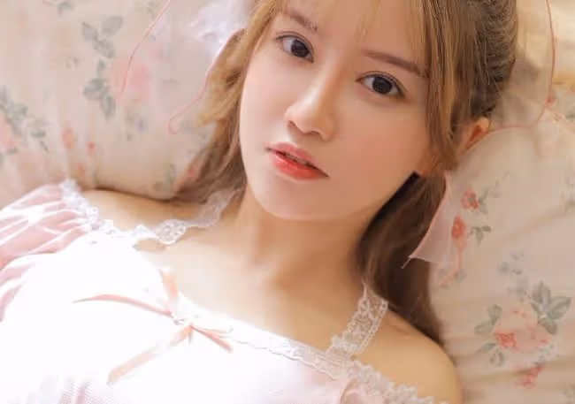 瀏覽網站時,我認出視頻里性感的女人,是兒時一起長大的妹妹
