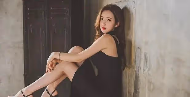 換上那套性感的睡衣,他從後面抱著我,嘴裡卻喊著別的女人的名字