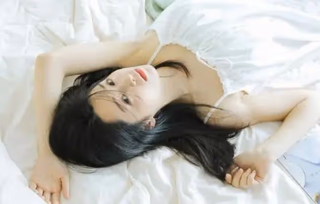 換上那套性感的睡衣,他從後面抱著我,嘴裡卻喊著別的女人的名字