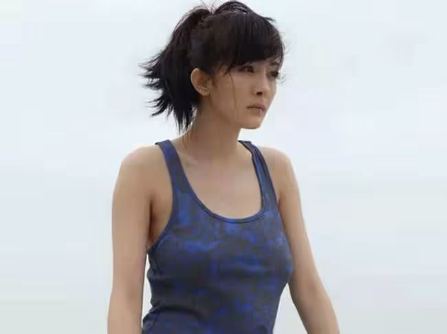 楊冪早期寫真被翻出，穿背心身材傲人，扎馬尾辮略顯清純