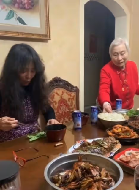 李勤勤回家過年,頭髮雜亂成鳥窩,用手抓菜往嘴裡放被指不衛生