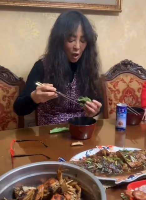 李勤勤回家過年,頭髮雜亂成鳥窩,用手抓菜往嘴裡放被指不衛生