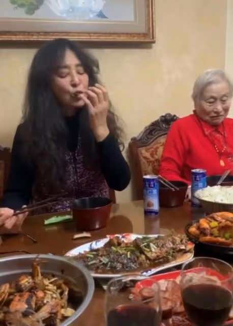 李勤勤回家過年,頭髮雜亂成鳥窩,用手抓菜往嘴裡放被指不衛生