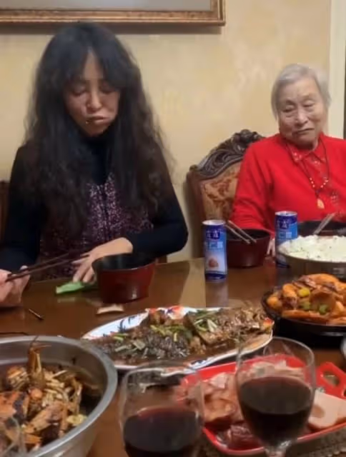 李勤勤回家過年,頭髮雜亂成鳥窩,用手抓菜往嘴裡放被指不衛生