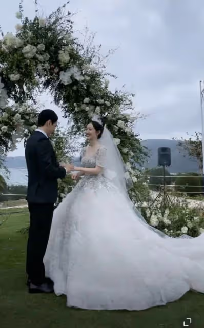 新年首位女星大婚！29歲最美洛枳海邊出嫁，和老公郎才女貌太甜蜜