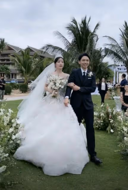 新年首位女星大婚！29歲最美洛枳海邊出嫁，和老公郎才女貌太甜蜜