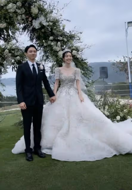 新年首位女星大婚！29歲最美洛枳海邊出嫁，和老公郎才女貌太甜蜜