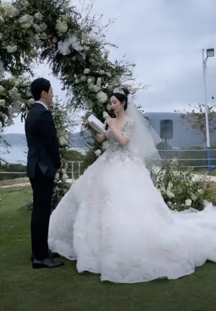 新年首位女星大婚！29歲最美洛枳海邊出嫁，和老公郎才女貌太甜蜜