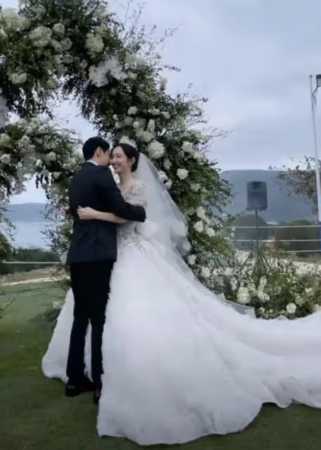 新年首位女星大婚！29歲最美洛枳海邊出嫁，和老公郎才女貌太甜蜜