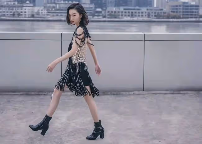周冬雨在天台上拍大片，穿弔帶裙秀曲線美，側身狀態羨煞旁人