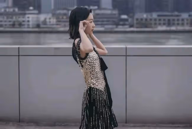 周冬雨在天台上拍大片，穿弔帶裙秀曲線美，側身狀態羨煞旁人
