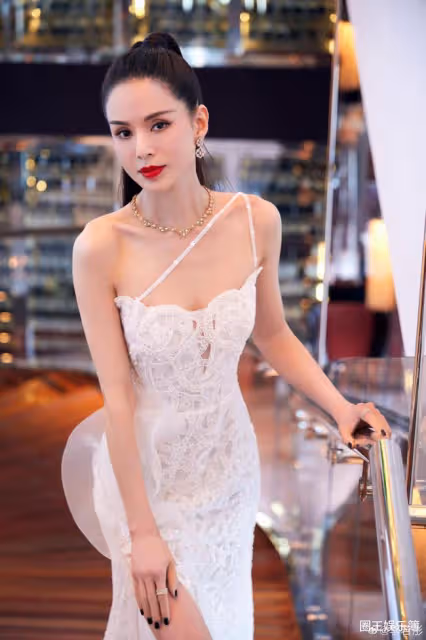 李若彤大曬春節美照,氣場全開,手寫毛筆字祝福,誠意十足