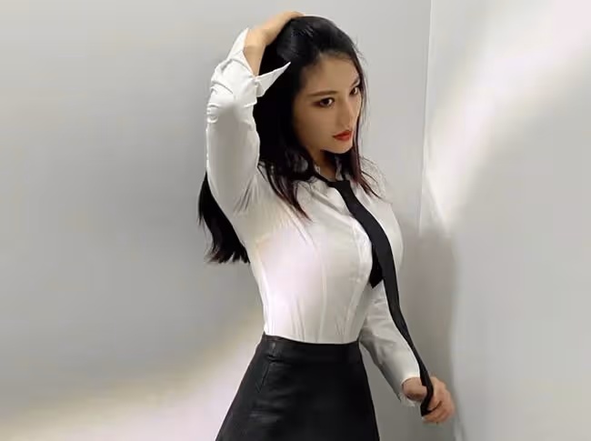 徐冬冬在樓道拍大片，穿白襯衣搭配黑色短裙，造型洋氣女團味十足