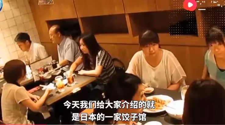 母親是乞丐!參加兒子婚禮遭有錢親家「冷嘲熱諷」老闆一聲「費用全免」才知:母親不是普通人