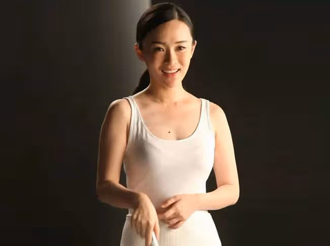 霍思燕早期寫真被翻出，穿弔帶裝身材傲人，素顏出鏡略顯自信