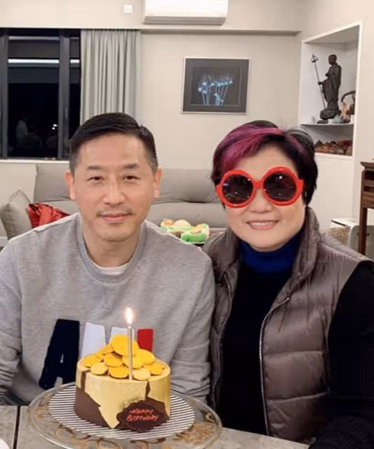 謝賢參加新年派對,與王菲閨蜜親密摟肩合影,子女不在身邊不寂寞